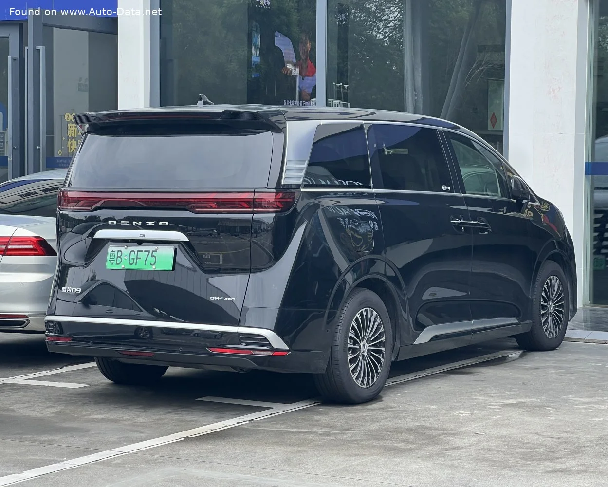 Denza D9 DM-i 1.5Ti 20 kWh (300 Hp) Plug-in Hybrid E-CVT2022 - thumbnail 3
