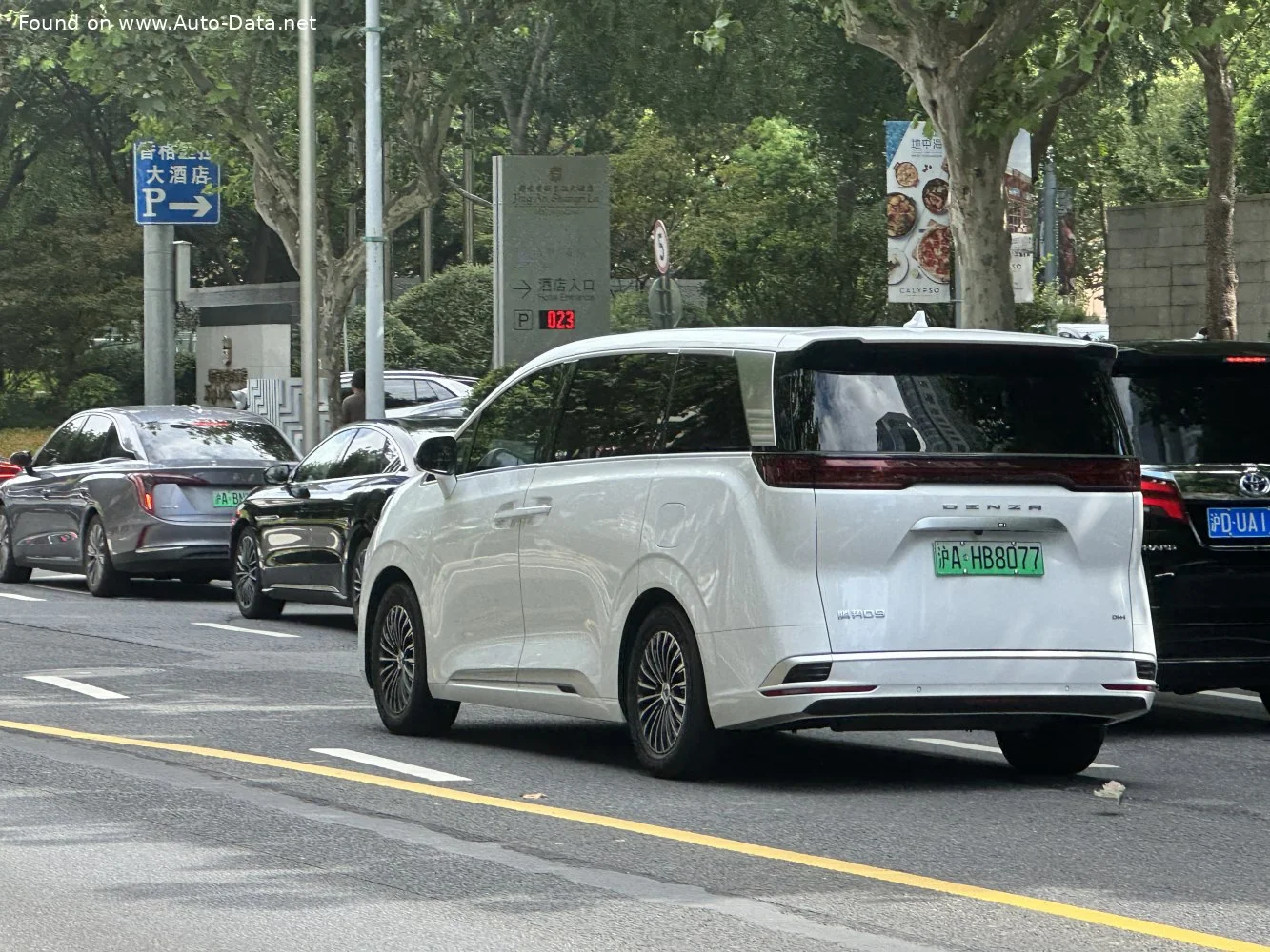 Denza D9 DM-i 1.5Ti 20 kWh (300 Hp) Plug-in Hybrid E-CVT2022 - thumbnail 6