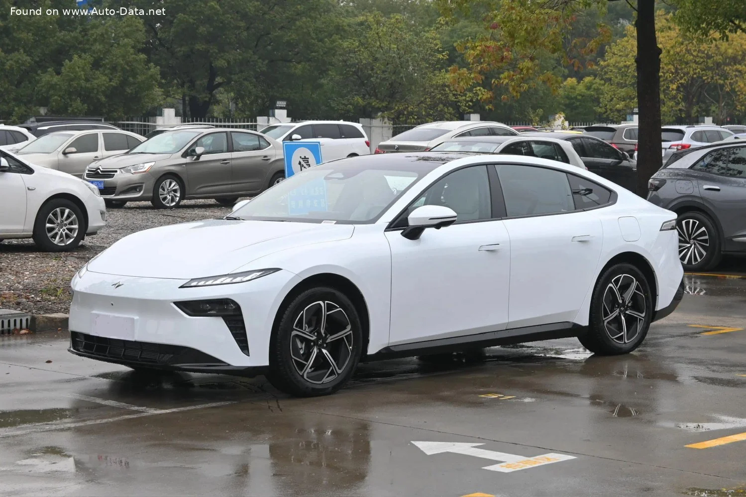 DongFeng e pi 007 1.5L 28.4 kWh (218 Hp) EREV2024 - - 1