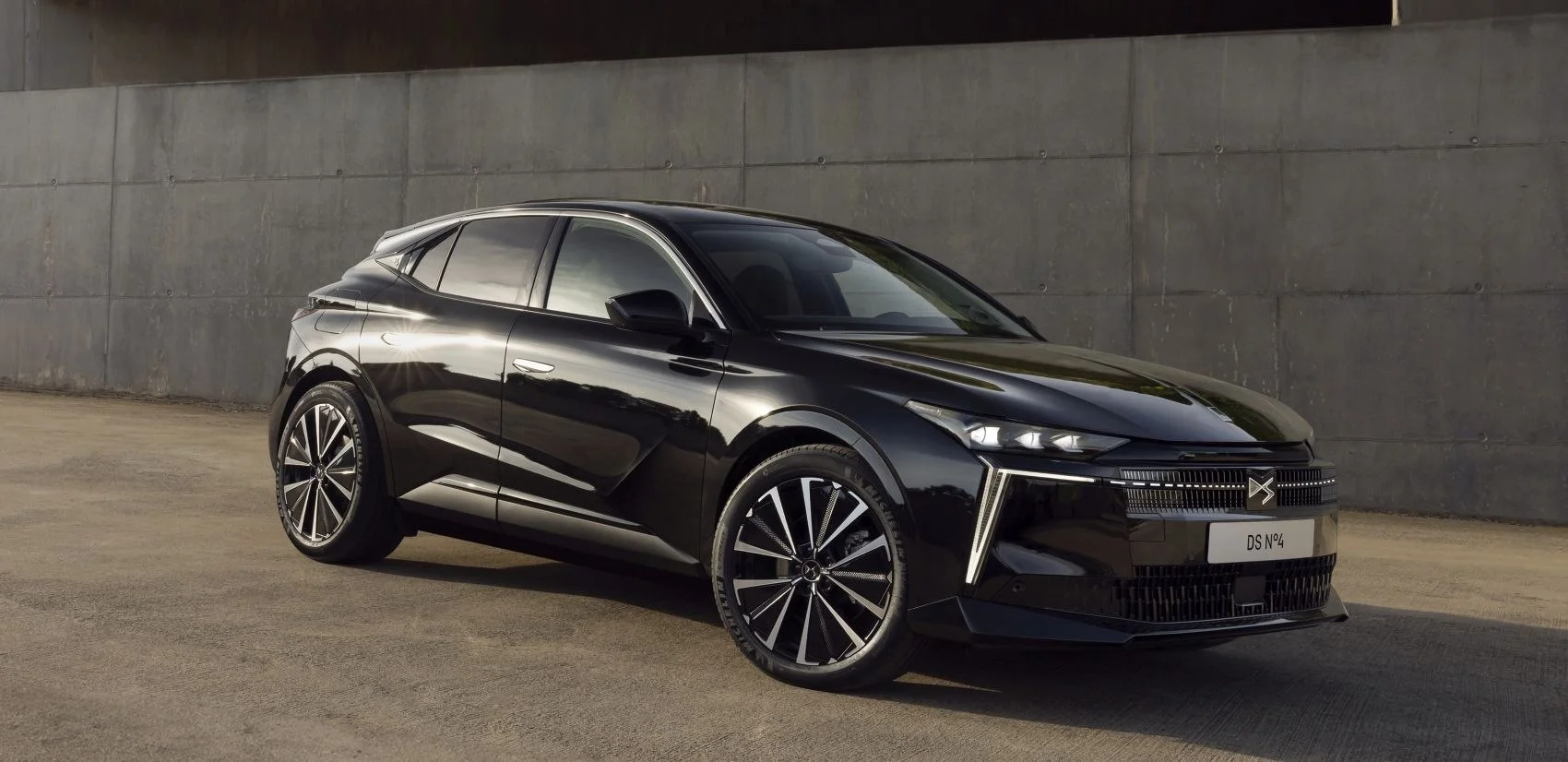 DS N°4 1.2 (145 Hp) Hybrid eDCT2025 - - 1