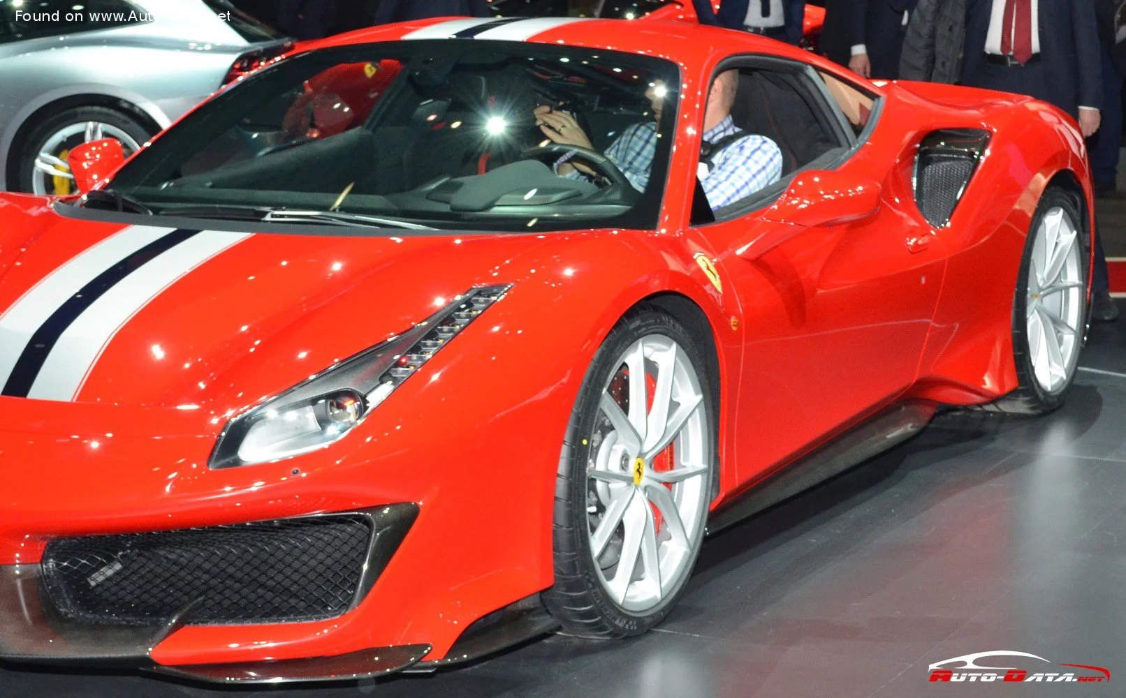 Ferrari 488 3.9 V8 (720 Hp) DCT2018 - 2019 thumbnail 15