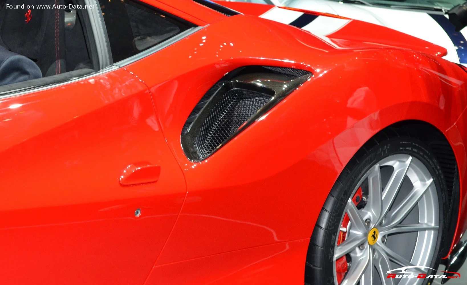Ferrari 488 3.9 V8 (720 Hp) DCT2018 - 2019 thumbnail 16