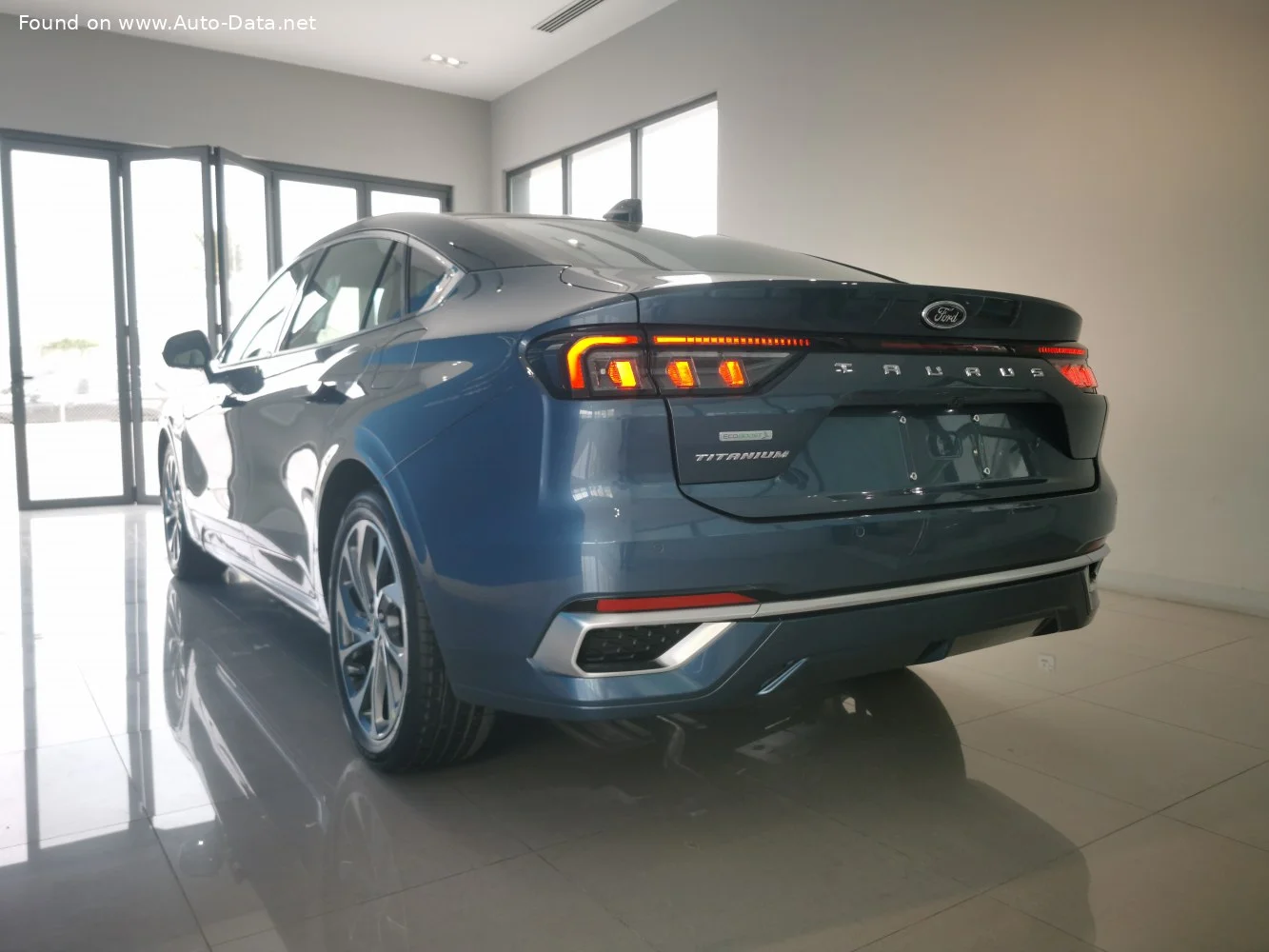 Ford Taurus 2.0L GTDI (232 Hp) Automatic2022 - thumbnail 2