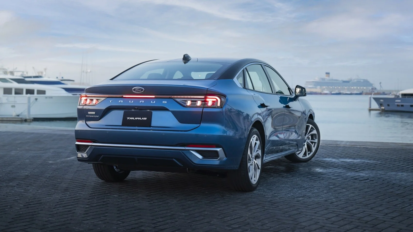Ford Taurus 2.0L GTDI (232 Hp) Automatic2022 - thumbnail 4