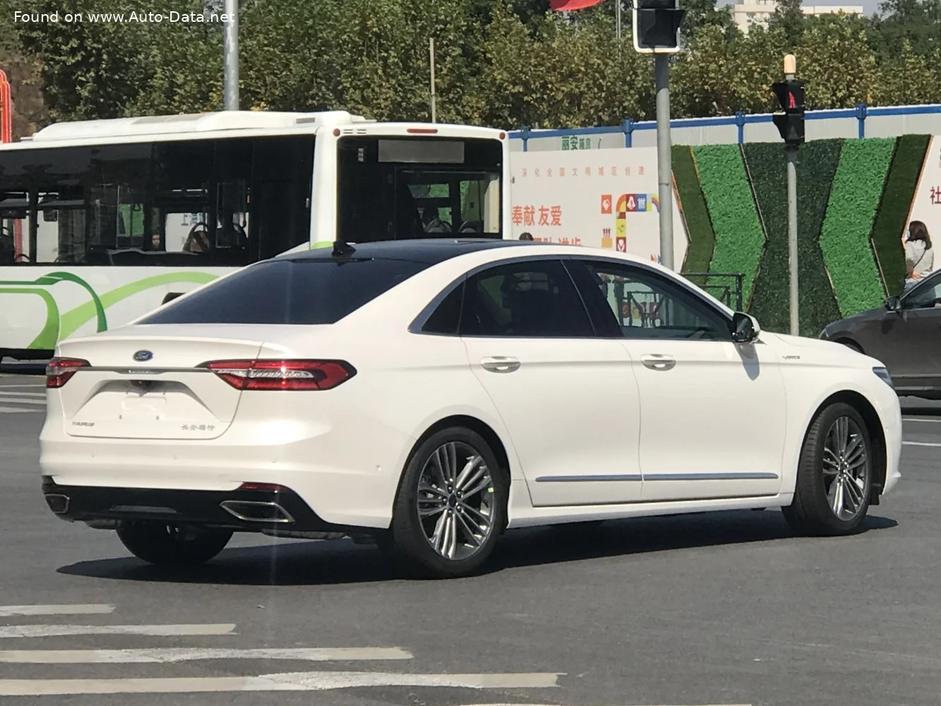 Ford Taurus 2.0 EcoBoost 245 (245 Hp) Automatic2019 - 2022 thumbnail 2