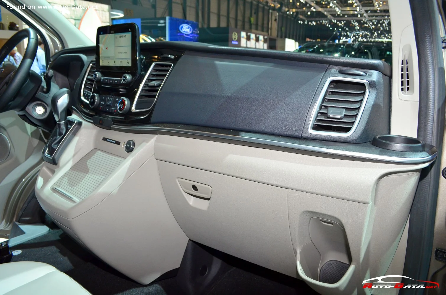 Ford Tourneo Custom 1.0 EcoBoost (126 Hp) Plug-in Hybrid Automatic2020 - 2023 thumbnail 9