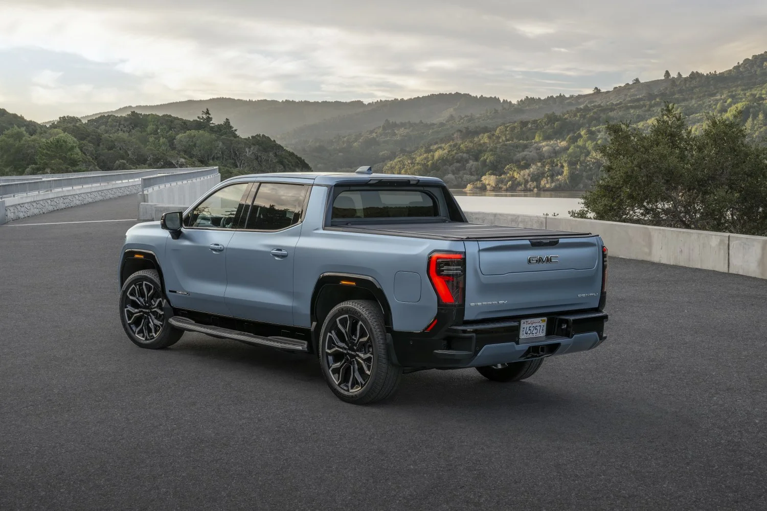 GMC Sierra EV GMC Sierra EV Crew Cab thumbnail 2