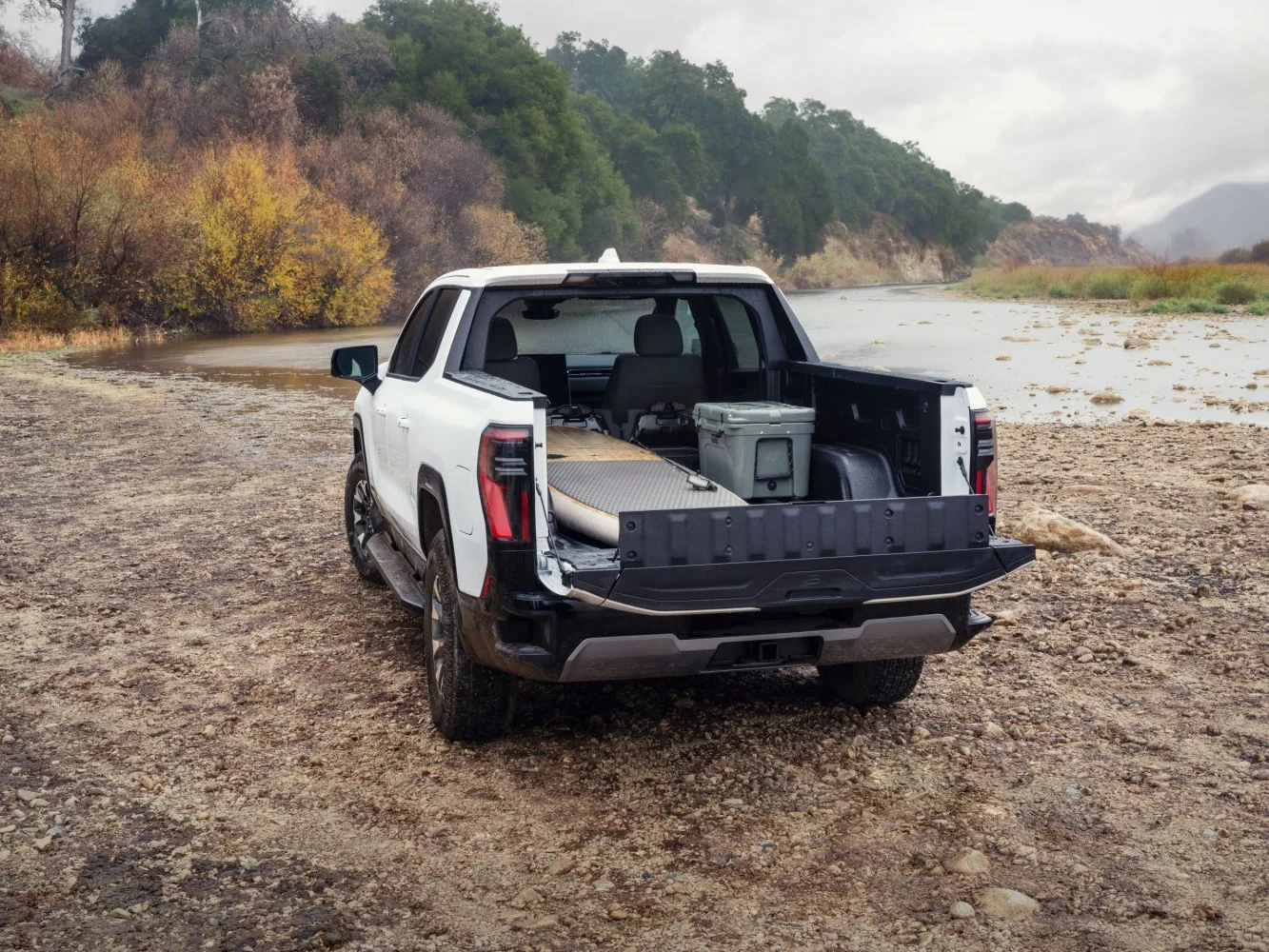GMC Sierra EV GMC Sierra EV Crew Cab thumbnail 16