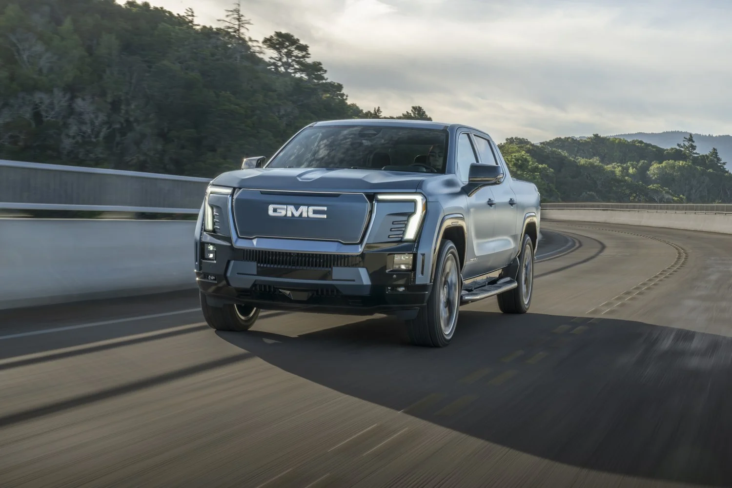 GMC Sierra EV GMC Sierra EV Crew Cab thumbnail 3
