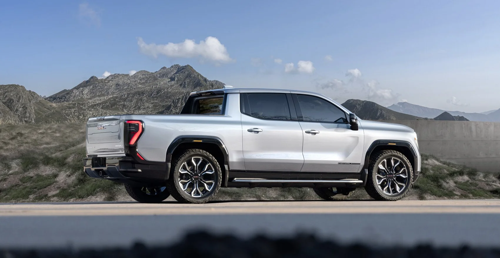 GMC Sierra EV GMC Sierra EV Crew Cab thumbnail 10