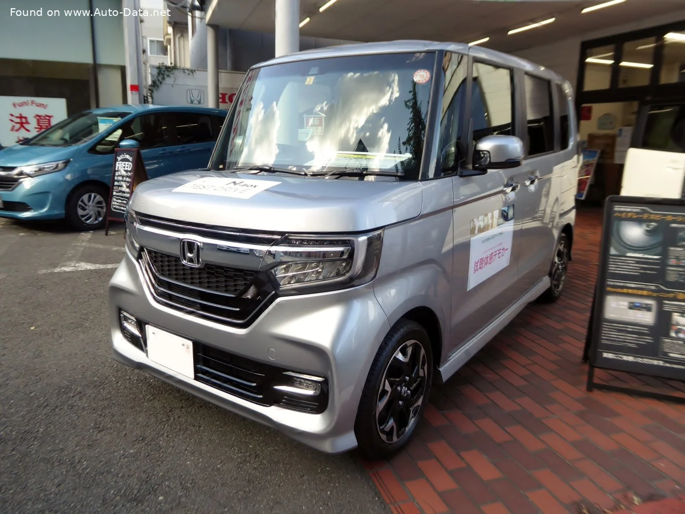 Honda N-Box 0.7i (58 Hp) 4WD CVT2017 - 2020 thumbnail 2