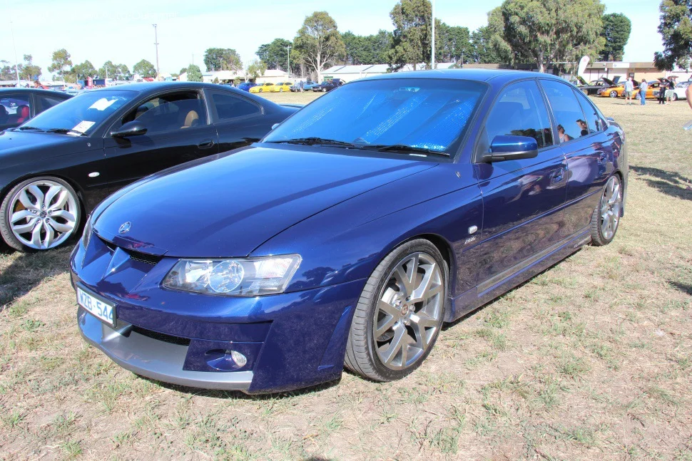 HSV Clubsport R8 5.7 V8 (354 Hp)2002 - 2003 - 1