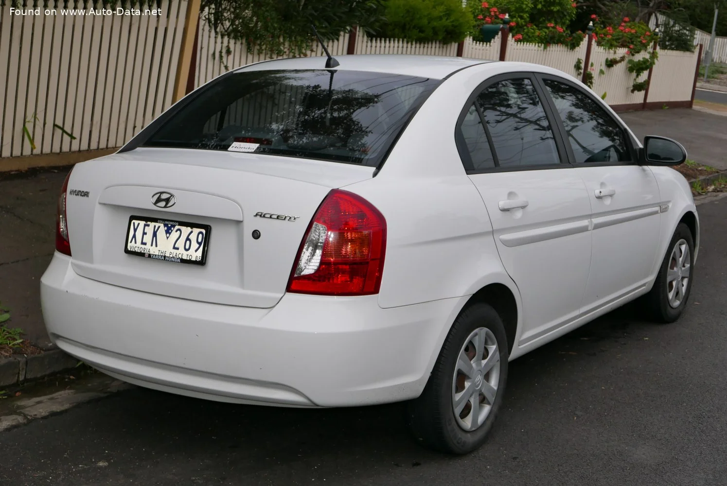 Hyundai Accent 1.4 (97 Hp) Automatic GL2006 - 2010 thumbnail 2