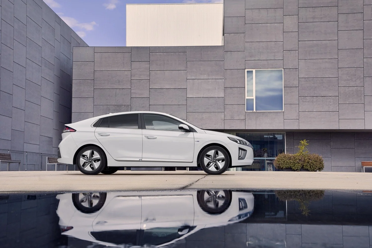 Hyundai IONIQ 1.6 GDI (141 Hp) Hybrid DCT2019 - 2022 thumbnail 3