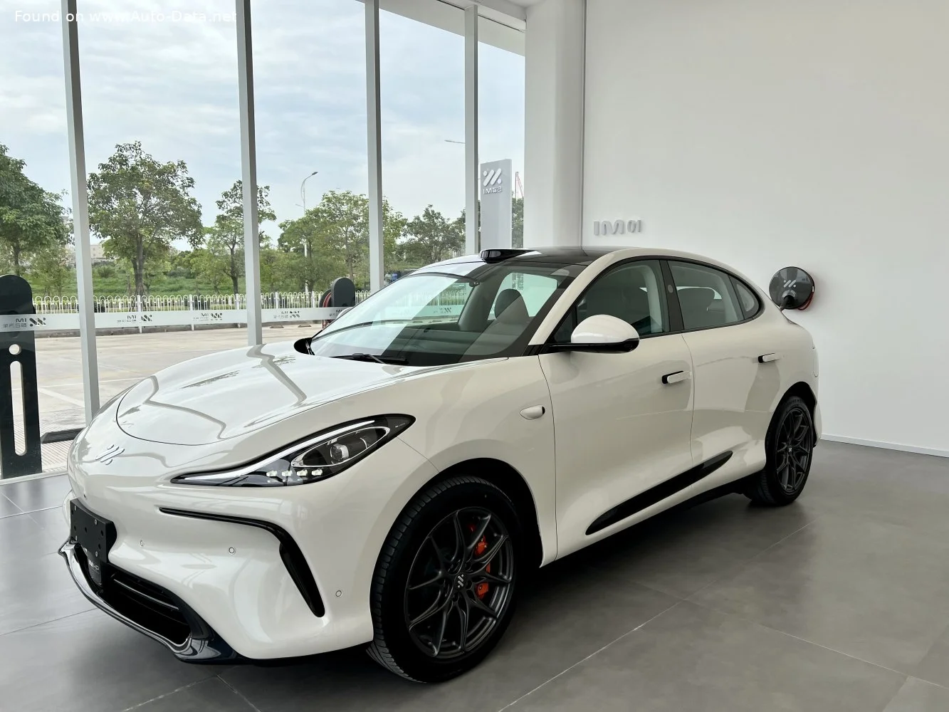 IM LS6 100 kWh (515 Hp)2023 - 2024 thumbnail 2