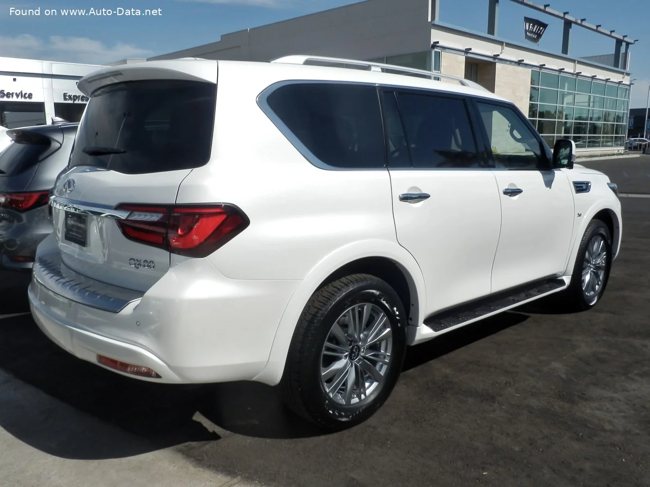 Infiniti QX80 5.6 V8 (400 Hp) Automatic2017 - 2024 thumbnail 4