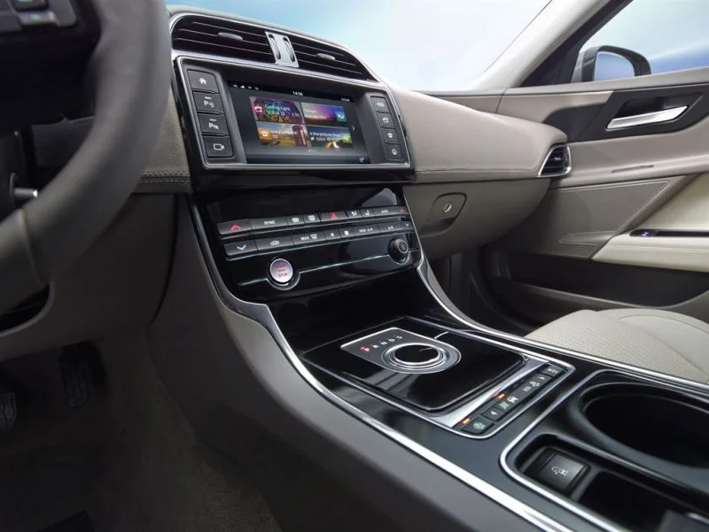 Jaguar XE 2.0 (200 Hp) Automatic2015 - 2017 thumbnail 11