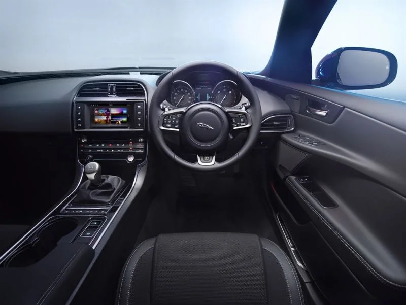 Jaguar XE 2.0 (200 Hp) Automatic2015 - 2017 thumbnail 3