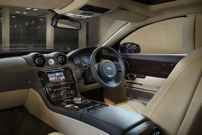 Jaguar XJ 2.0 (240 Hp) Automatic2015 - 2018 thumbnail 3