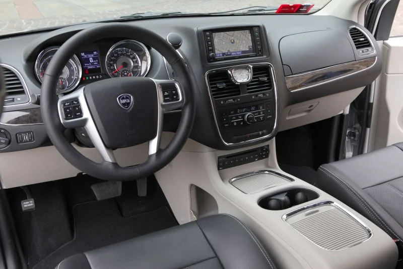 Lancia Voyager 2.8 CRD (177 Hp) Automatic2013 - 2015 thumbnail 3