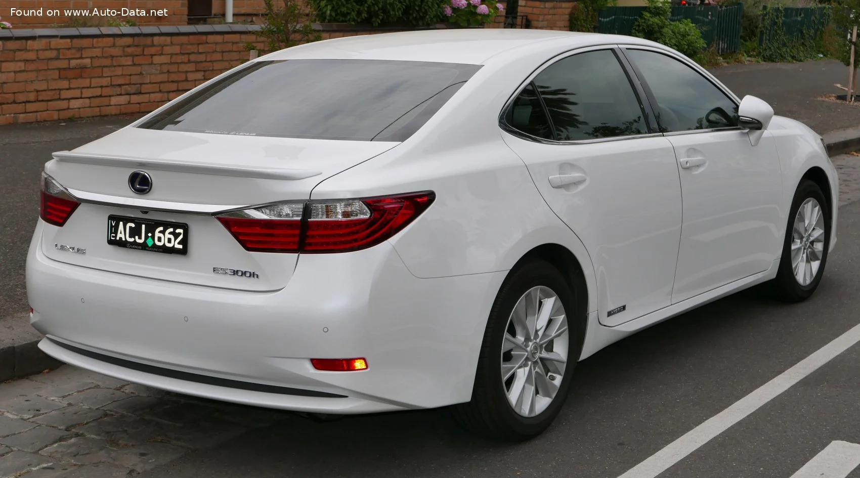 Lexus ES 300h (200 Hp) Hybrid e-CVT2012 - 2015 thumbnail 2