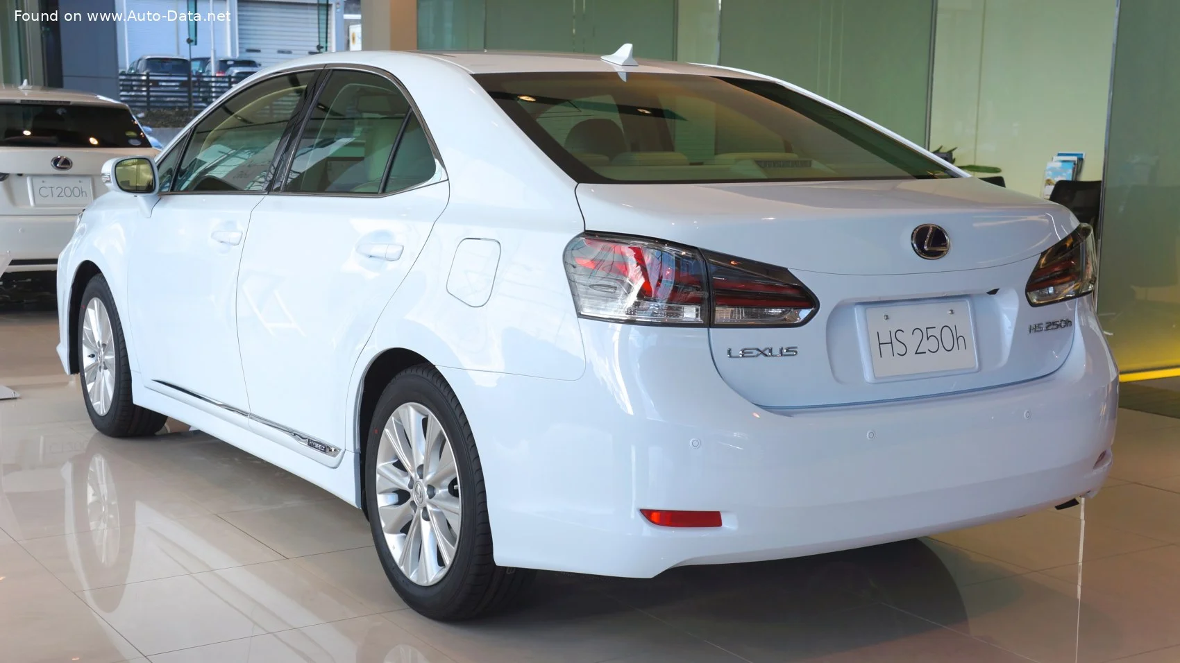 Lexus HS Lexus HS (facelift 2013) thumbnail 2