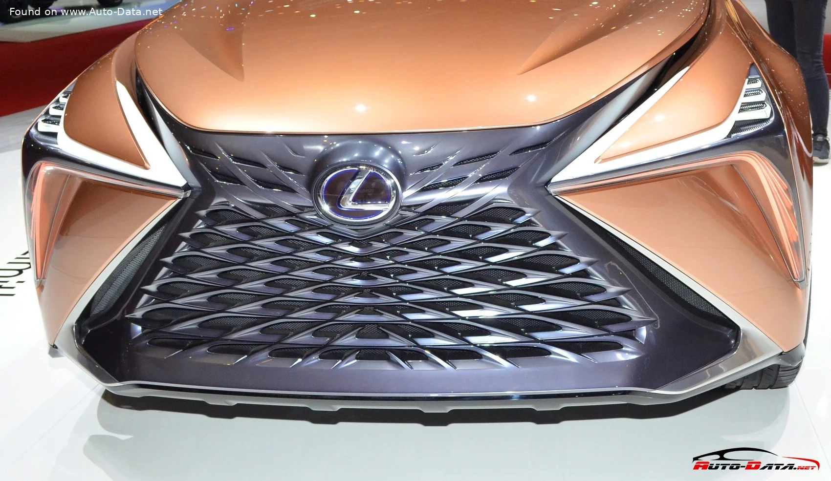 Lexus LF-1 Lexus LF-1 Limitless (Concept) thumbnail 15