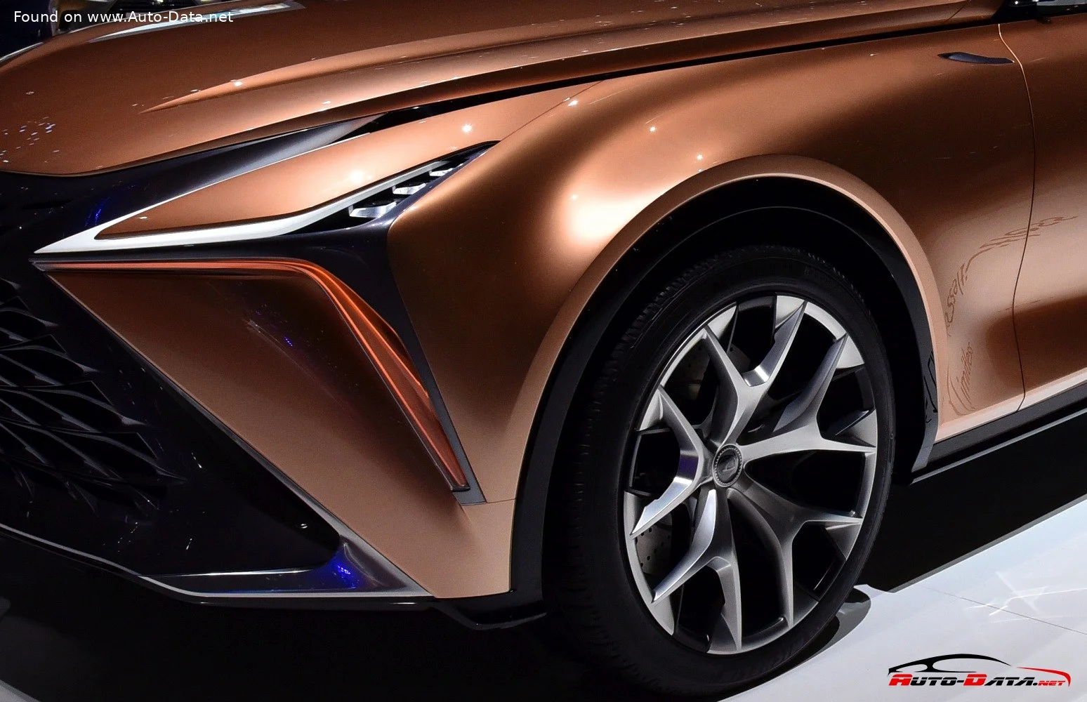 Lexus LF-1 Lexus LF-1 Limitless (Concept) thumbnail 6
