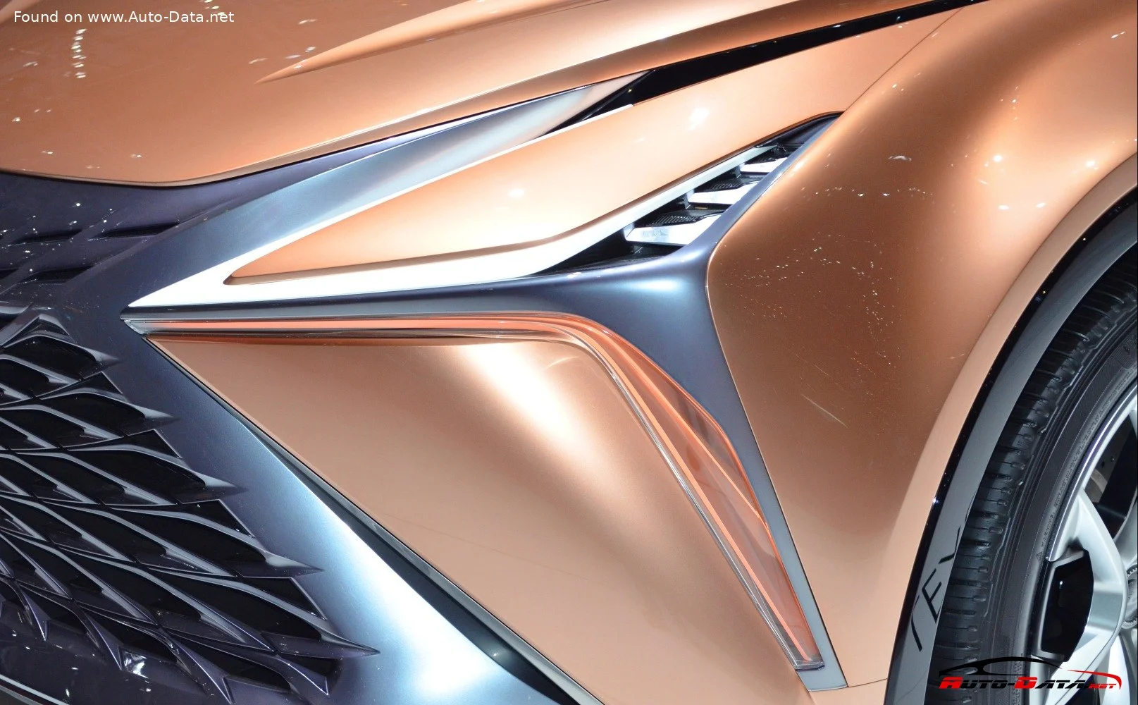 Lexus LF-1 Lexus LF-1 Limitless (Concept) thumbnail 7