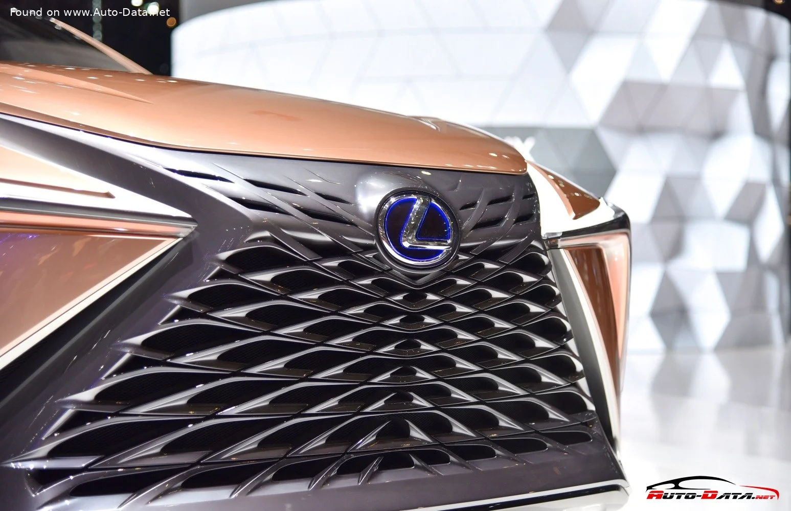 Lexus LF-1 Lexus LF-1 Limitless (Concept) thumbnail 9