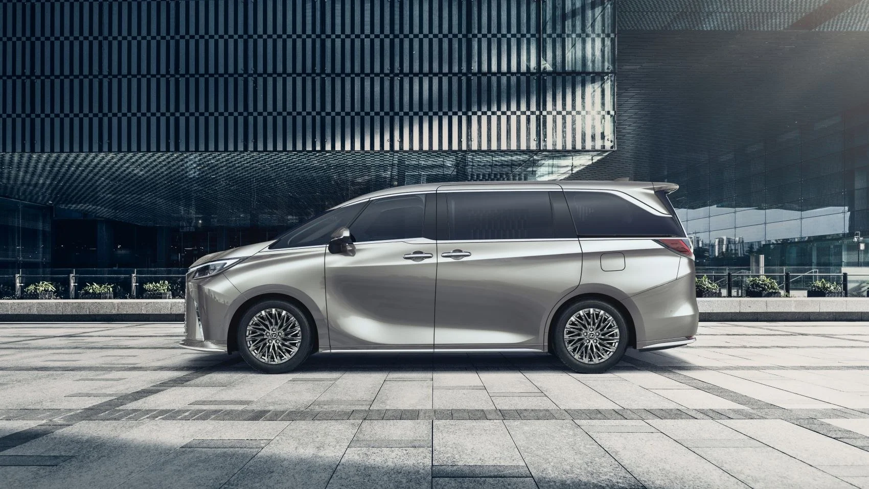Lexus LM 350h (250 Hp) Hybrid e-CVT 7 Seat2023 - thumbnail 2