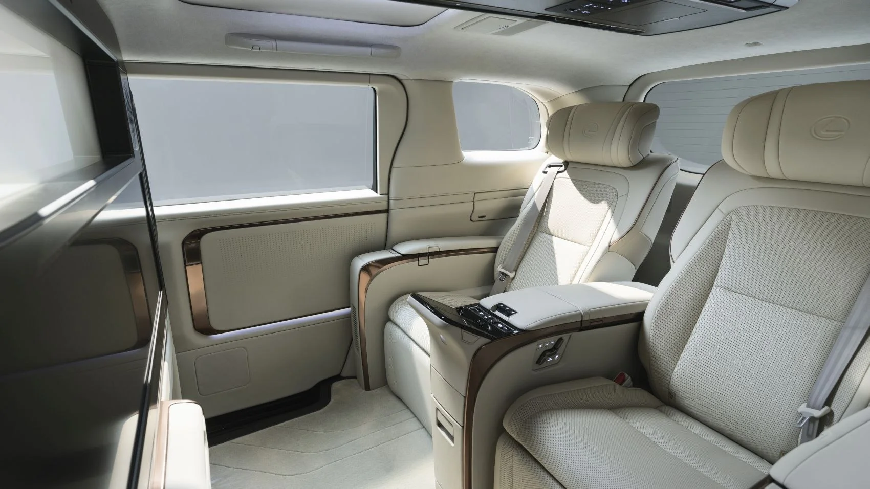 Lexus LM 350h (250 Hp) Hybrid e-CVT 7 Seat2023 - thumbnail 5