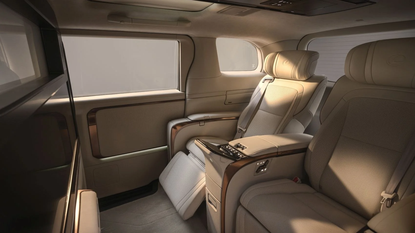 Lexus LM 350h (250 Hp) Hybrid e-CVT 7 Seat2023 - thumbnail 10
