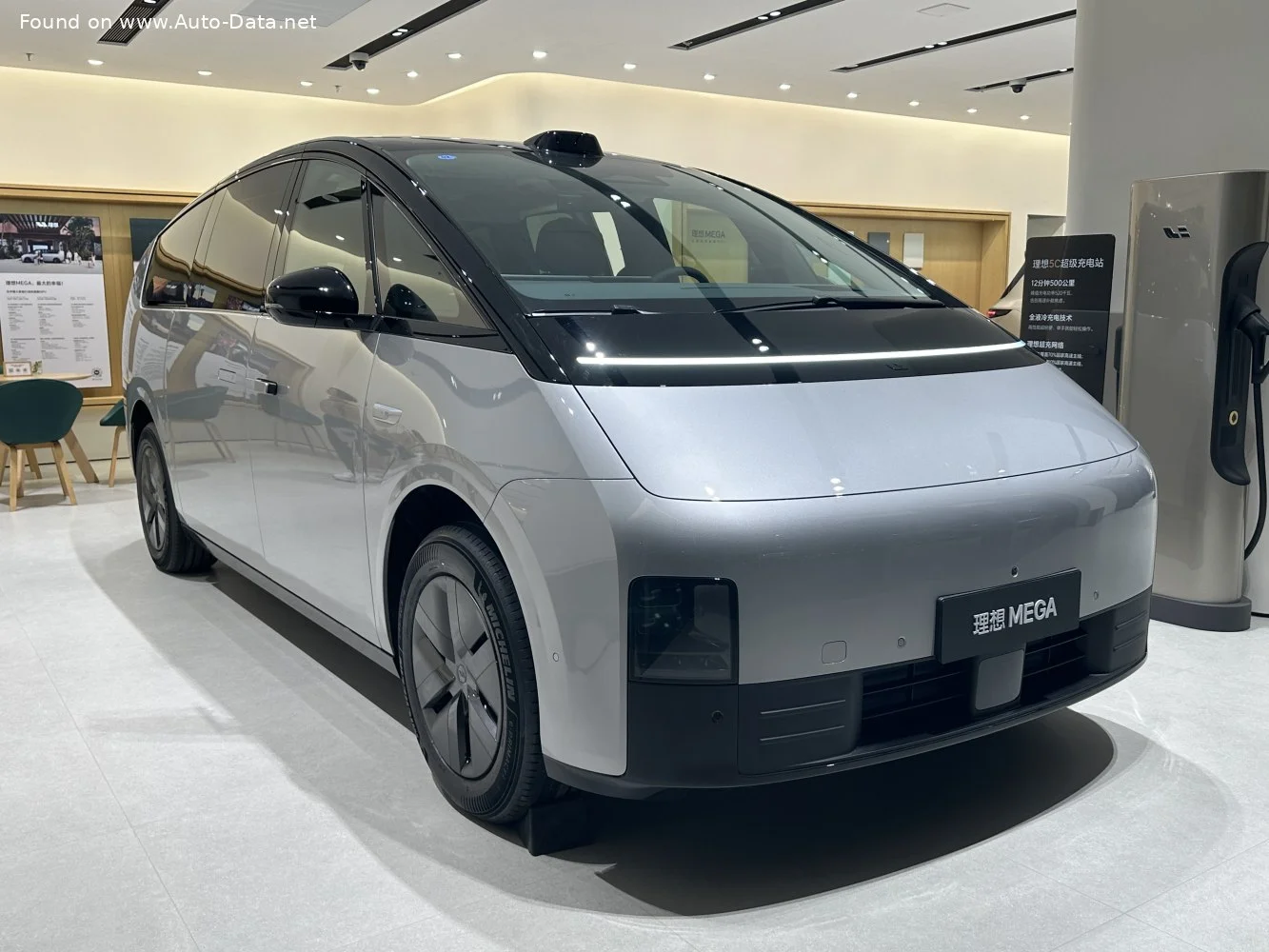 Li MEGA 102.7 kWh (544 Hp) Dual Motor 4WD2024 - - 1