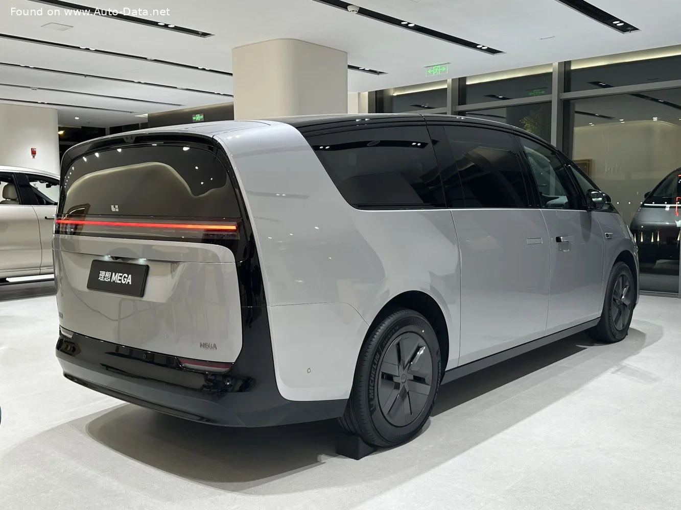 Li MEGA 102.7 kWh (544 Hp) Dual Motor 4WD2024 - thumbnail 2
