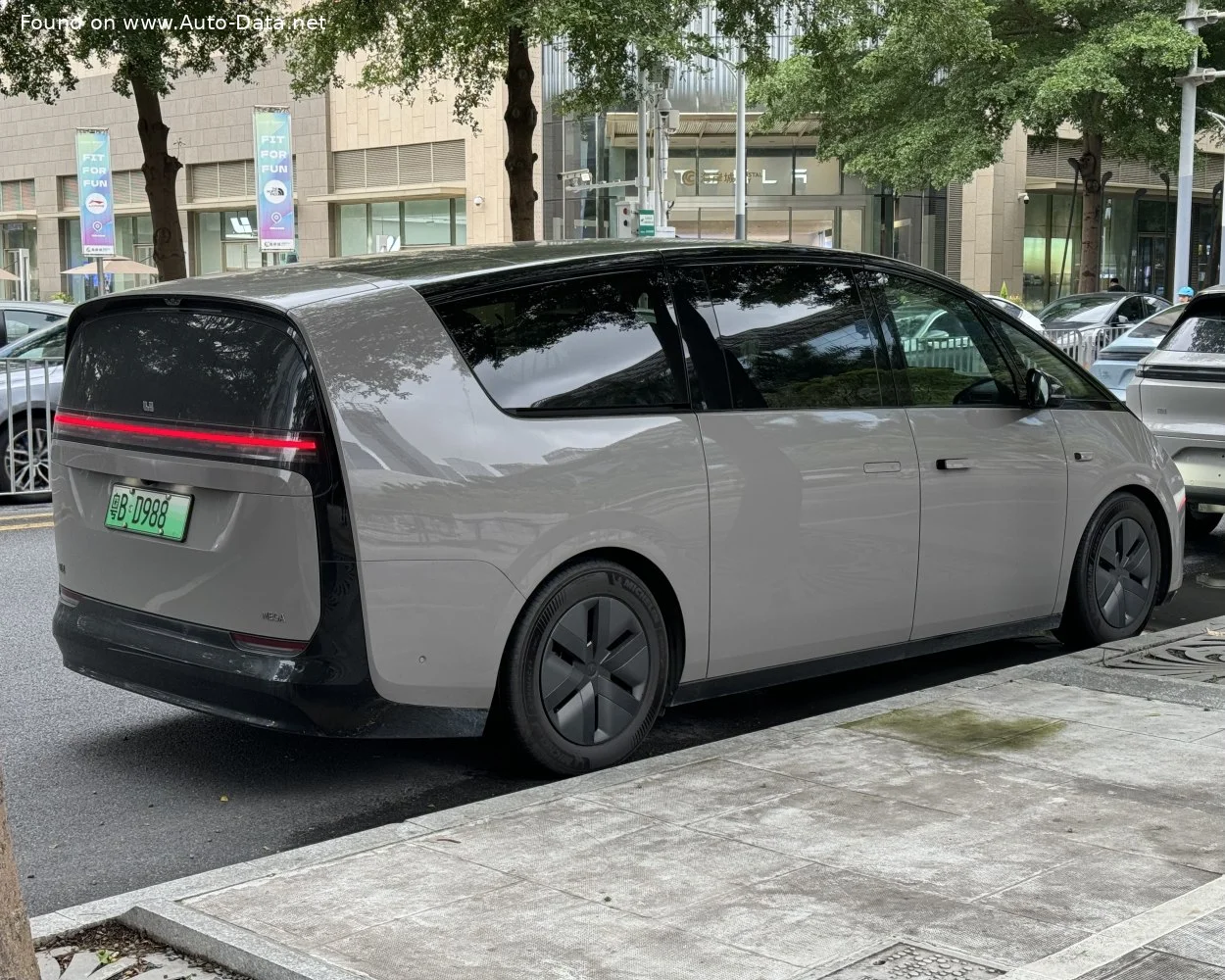 Li MEGA 102.7 kWh (544 Hp) Dual Motor 4WD2024 - thumbnail 13