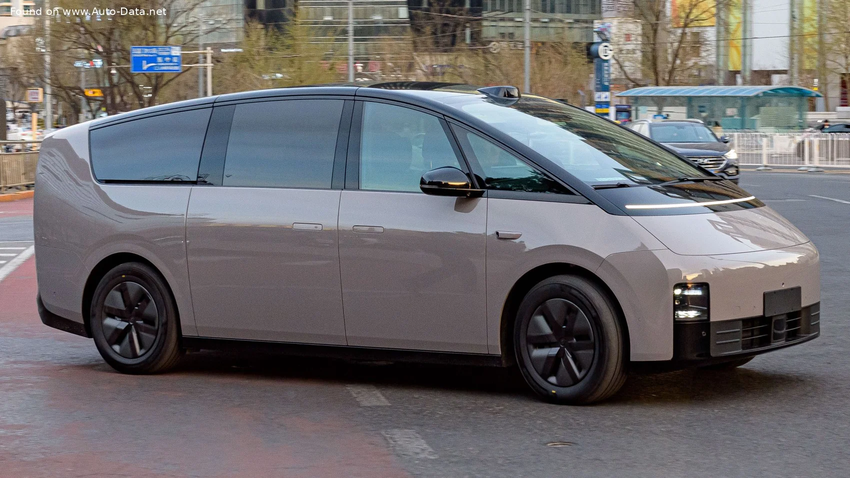 Li MEGA 102.7 kWh (544 Hp) Dual Motor 4WD2024 - thumbnail 6