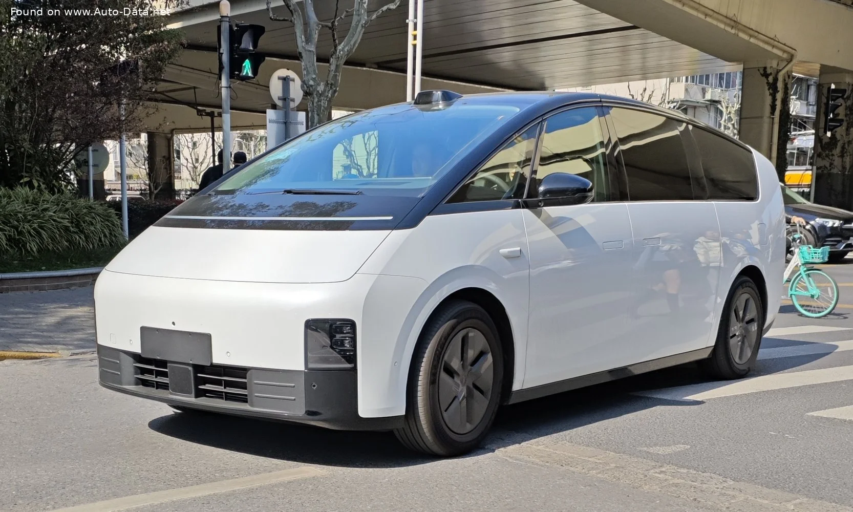 Li MEGA 102.7 kWh (544 Hp) Dual Motor 4WD2024 - thumbnail 8
