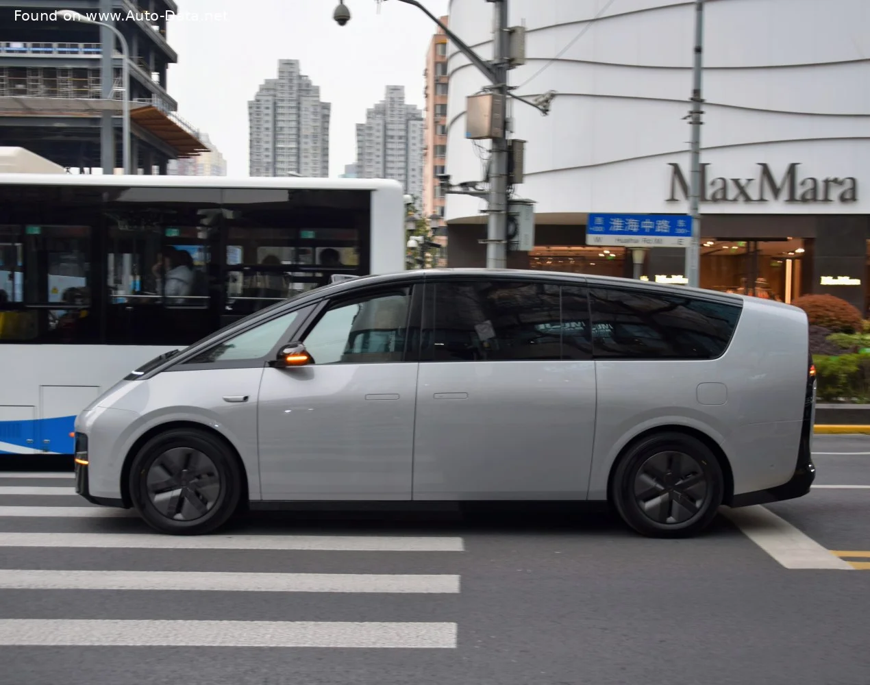 Li MEGA 102.7 kWh (544 Hp) Dual Motor 4WD2024 - thumbnail 10