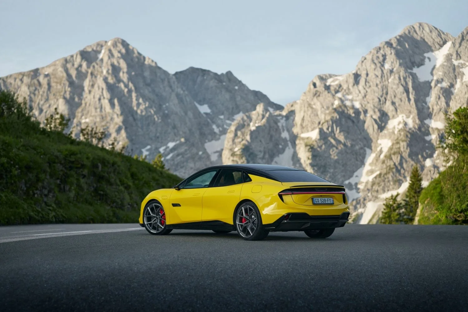 Lotus Emeya 102 kWh (612 Hp) AWD Electric2024 - thumbnail 2