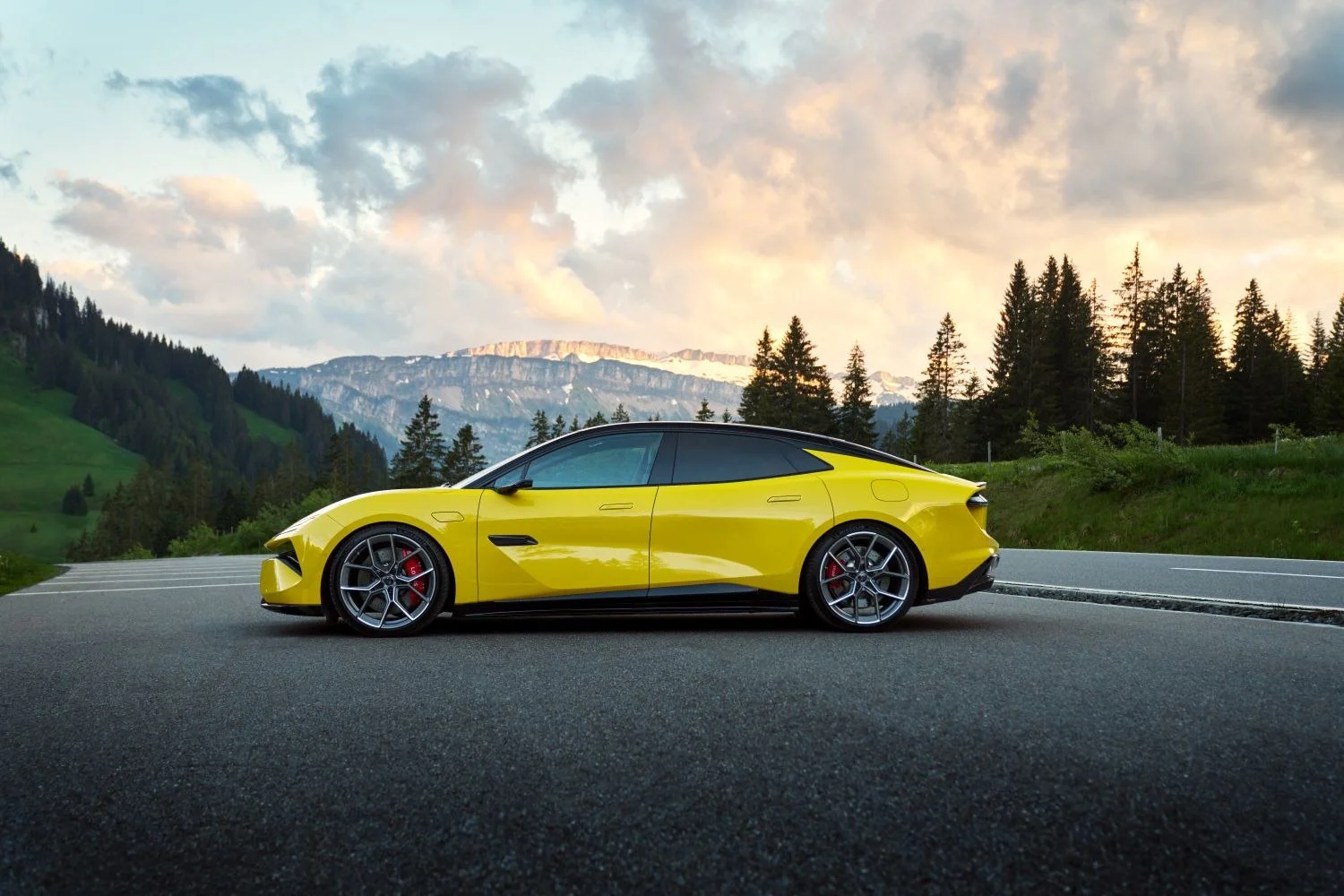 Lotus Emeya 102 kWh (612 Hp) AWD Electric2024 - thumbnail 3