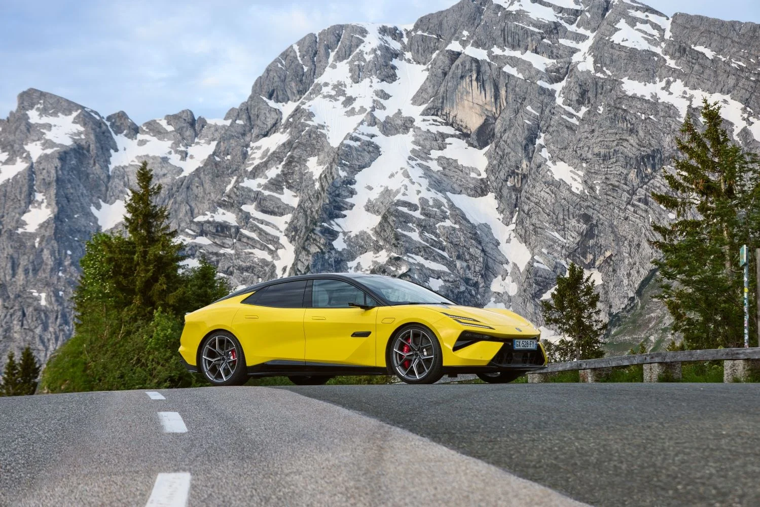 Lotus Emeya 102 kWh (612 Hp) AWD Electric2024 - thumbnail 4
