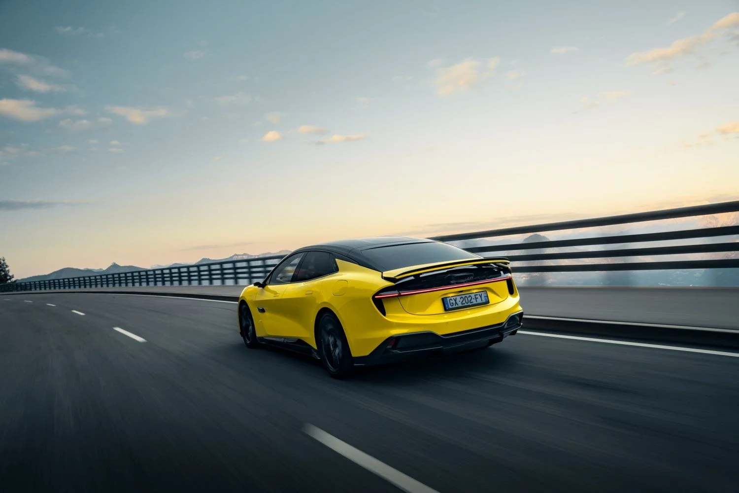 Lotus Emeya 102 kWh (612 Hp) AWD Electric2024 - thumbnail 6