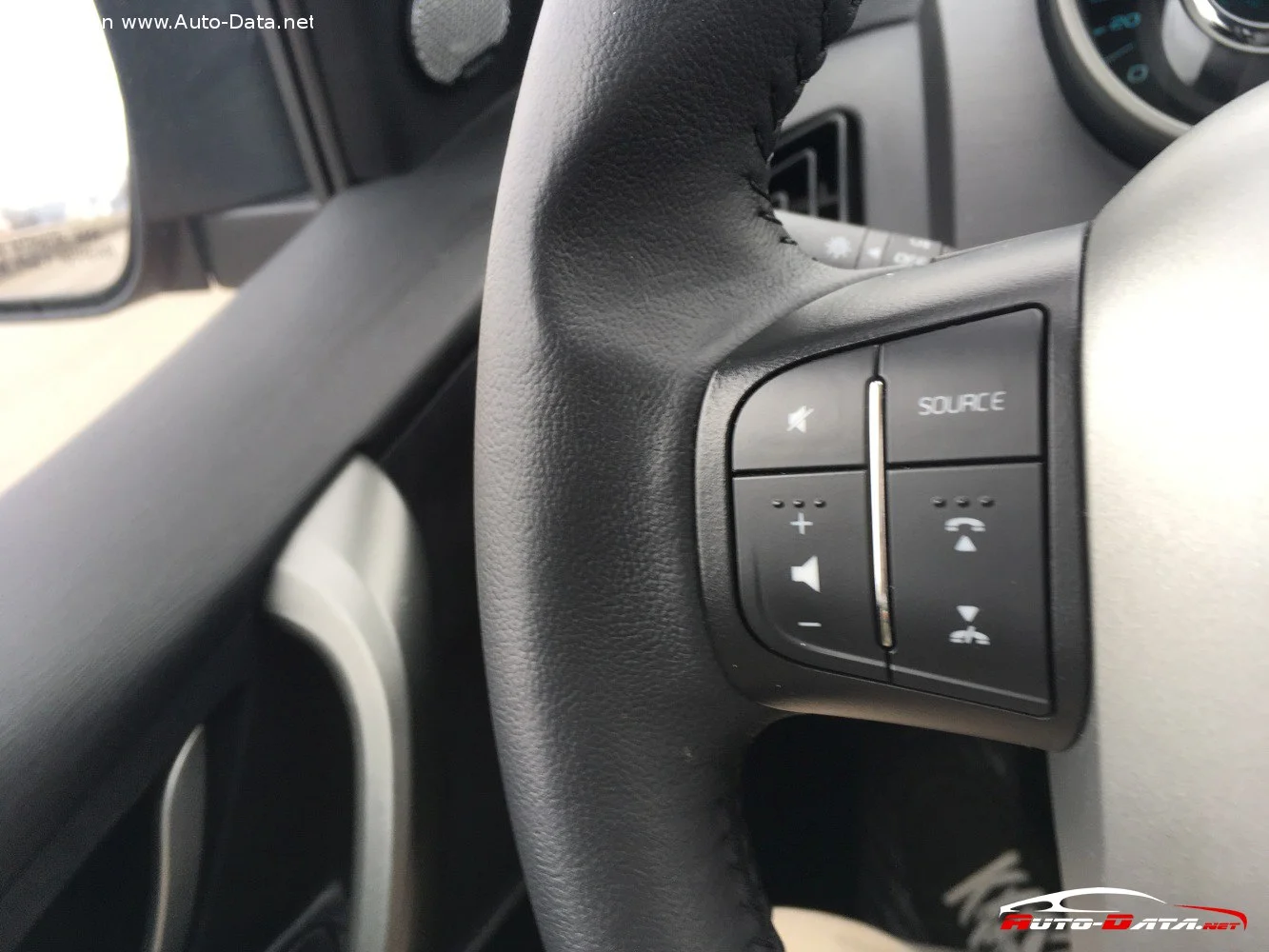 Mahindra XUV500 2.0d (140 Hp)2015 - 2017 thumbnail 12