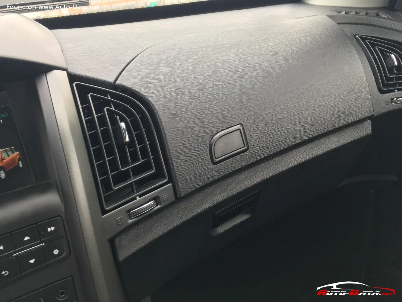 Mahindra XUV500 2.0d (140 Hp)2015 - 2017 thumbnail 13