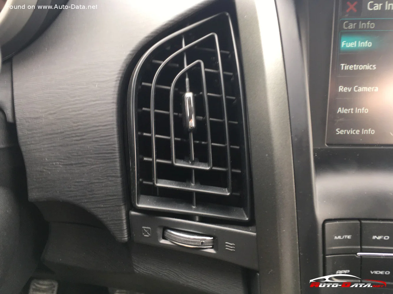 Mahindra XUV500 2.0d (140 Hp)2015 - 2017 thumbnail 10