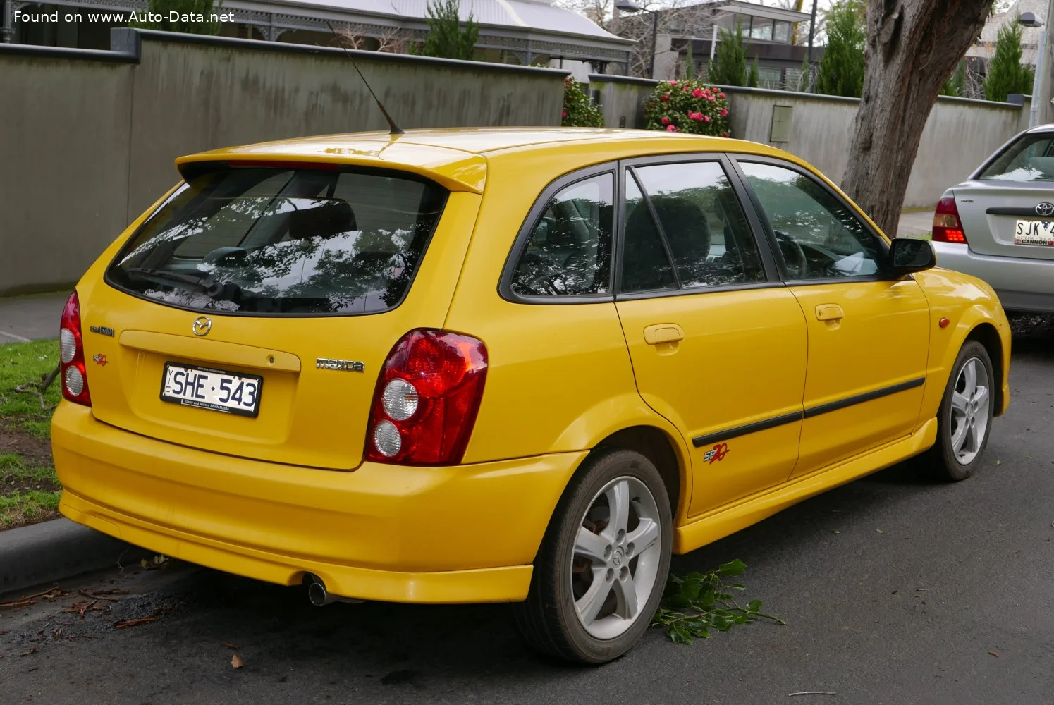 Mazda 323 1.3 i 16V (73 Hp)1998 - 2003 thumbnail 2