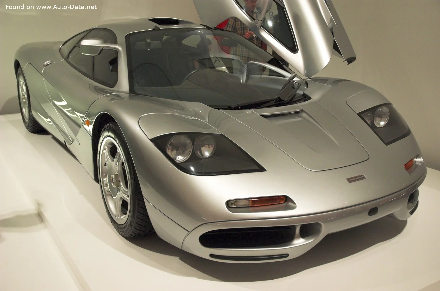 McLaren F1 6.1 V12 (627 Hp)1992 - 2000 thumbnail 7