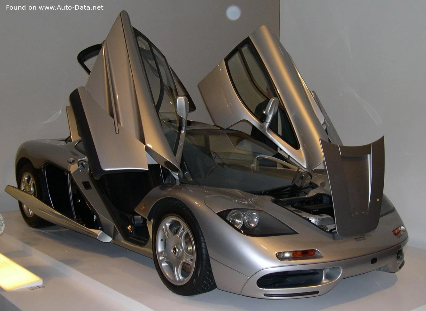 McLaren F1 6.1 V12 (627 Hp)1992 - 2000 thumbnail 8
