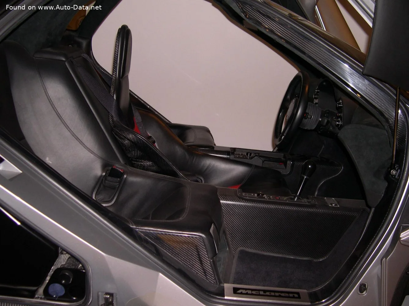 McLaren F1 6.1 V12 (627 Hp)1992 - 2000 thumbnail 9